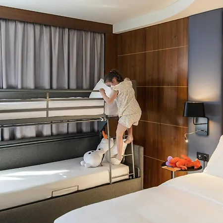Отель Mercure Centre Compans